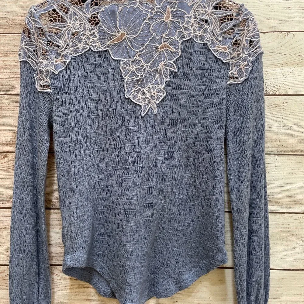 FREE PEOPLE EMBROIDERED HENLEY THERMAL‎ TOP IN BLUE